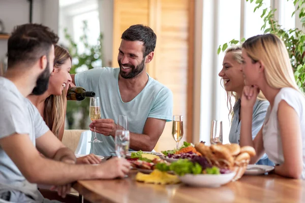 Gruppo Persone Sedute Sul Tavolo Pranzo Stanno Divertendo Insieme — Foto Stock