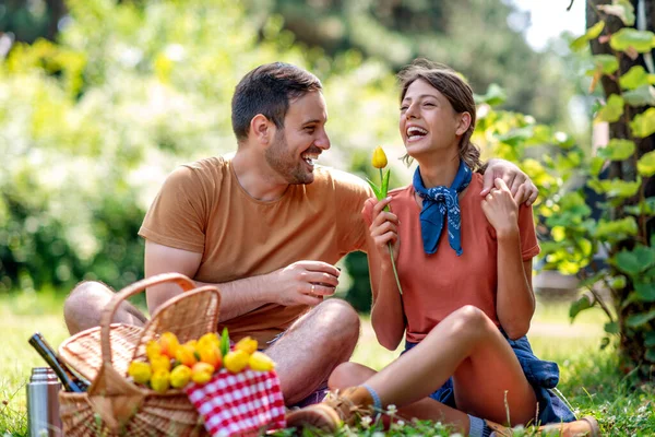 Mutlu Çift Doğada Piknik Yapıyor Aşk Flört Insanlar Doğa Konsepti — Stok fotoğraf