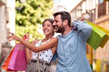 Mutlu ve çekici çift birlikte alışveriş yapmaktan hoşlanıyor..