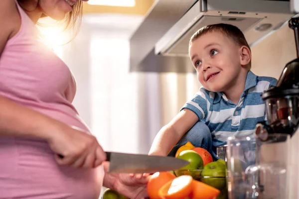 Mujer Embarazada Hijo Preparando Comida Con Frutas Frescas —  Fotos de Stock