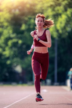 Genç bir kadın sabah dışarı koşuyor..