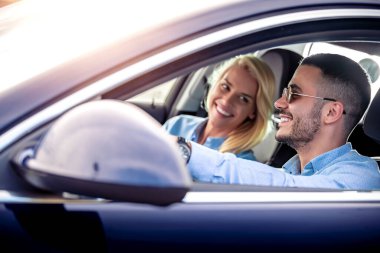 Mutlu genç çift arabalarıyla gezintiye çıkıyorlar..