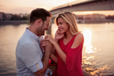 Aşık bir çift dışarıda eğleniyor..