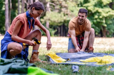 Genç çift ormanda bir çadır kurdu. Doğa, aşk, insanlar ve yaşam tarzı konsepti.