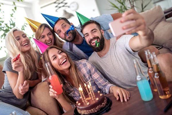 Fiatalok Csoportja Akik Szelfit Készítenek Egy Születésnapi Partin — Stock Fotó