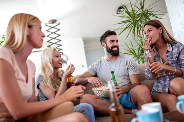 Freunde Schauen Fußball Fernsehen Und Feiern Den Sieg Hause Freundschaft — Stockfoto