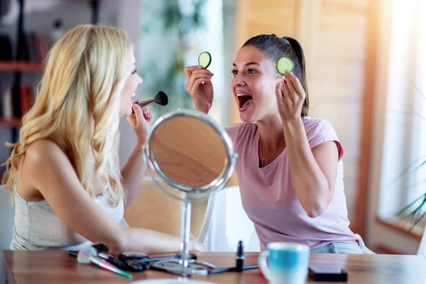 Makeup Friendship Leisure Concept Two Smiling Girls Applying Make Home — Stock Photo, Image