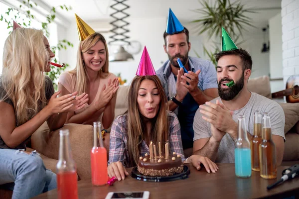 Grupo Amigos Celebrando Cumpleaños Casa Fiesta Vacaciones Felicidad Diversión Concepto — Foto de Stock