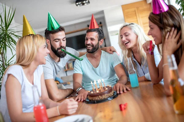 Grupo Amigos Tem Festa Aniversário Casa Festa Feriados Felicidade Diversão — Fotografia de Stock