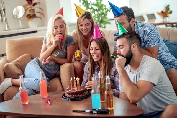 Grupo Amigos Felizes Comemorando Aniversário Casa — Fotografia de Stock