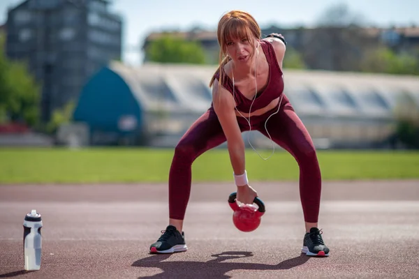 Junge Frau Trainiert Freien Mit Kettlebell Fitness Sport Und Gesundes — Stockfoto