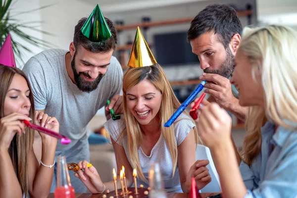 庆祝活动 派对和生日时面带微笑的女人在她的生日蛋糕上放蜡烛 — 图库照片