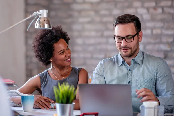 Imagen Dos Compañeros Trabajo Trabajando Juntos Proyecto Oficina — Foto de Stock