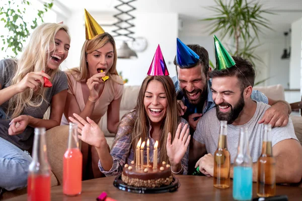 Grupo Jóvenes Amigos Felices Teniendo Una Fiesta Cumpleaños Personas Amigos — Foto de Stock