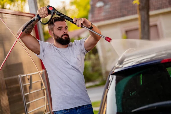Junger Attraktiver Mann Putzt Sein Auto Freien Einer Waschanlage — Stockfoto