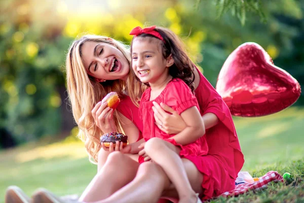 Sommarvibbar Familjeporträtt Ung Mor Och Hennes Dotter Njuter Sommarparken — Stockfoto