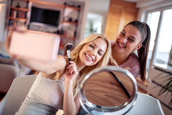 Makeup Friendship Leisure Concept Two Smiling Girls Applying Make Home — Stock Photo, Image