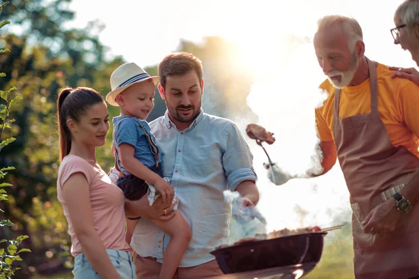 Família Grande Feliz Reuniu Torno Grelha Piquenique Conceito Lazer Alimentação — Fotografia de Stock