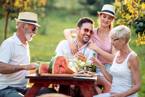 Gelukkige Grote Familie Die Luncht Zomertuinfeest Mensen Voedsel Liefde Geluk — Stockfoto