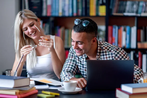 Educación Citas Universidad Estilo Vida Concept Couple Estudiantes Están Estudiando — Foto de Stock