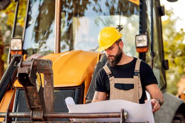 Genç yakışıklı mimar yeni proje üzerinde çalışıyor. İş, insanlar ve yaşam tarzı konsepti..