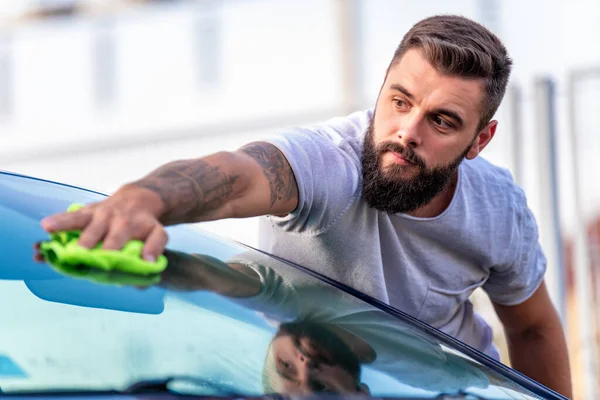 Πορτραίτο Ενός Νεαρού Που Καθαρίζει Αυτοκίνητό Του Ένα Πανί Στην — Φωτογραφία Αρχείου