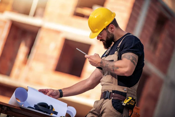 Porträtt Ung Ingenjör Använda Smartphone Byggarbetsplatsen — Stockfoto