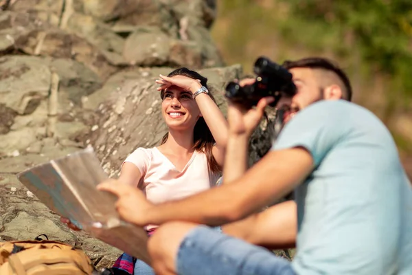 Par Vandring Med Hjälp Karta För Att Hitta Destination People — Stockfoto