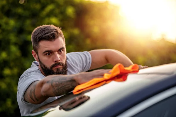 Junger Mann Putzt Sein Auto Freien — Stockfoto