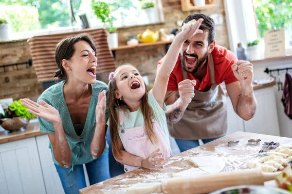 家庭のキッチンでペストリーを作りながら 母と娘は生地で遊んでいます — ストック写真