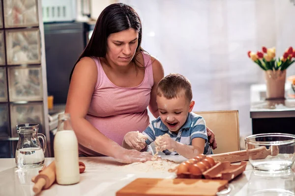 Madre Embarazada Hijo Disfrutando Cocina Haciendo Galletas — Foto de Stock