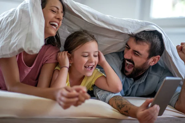 Kärlek Lycka Nöje Och Familjebegrepp Lycklig Mor Far Och Dotter — Stockfoto