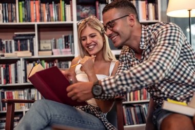 Eğitim, flört, üniversite, ilişki ve yaşam tarzı kavramı.