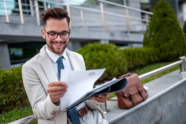 Bonito Jovem Empresário Procurando Documento Após Trabalho — Fotografia de Stock