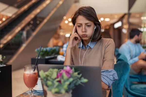 Mujer Joven Trabajando Portátil Cafetería Concepto Negocio Estilo Vida — Foto de Stock