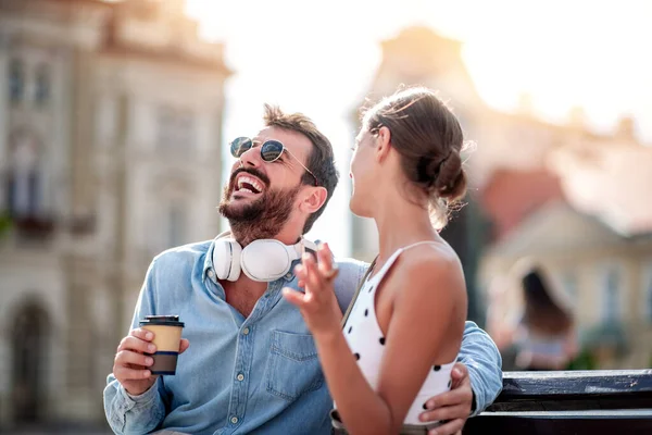 Jeune Couple Amuser Dans Ville Écouter Musique Boire Café Pour — Photo