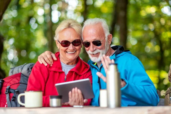 Para Seniorów Siedzą Ławce Piją Kawę Używają Tabletek — Zdjęcie stockowe