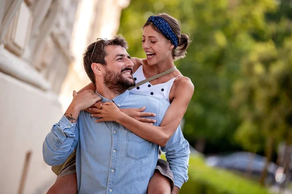 Feliz Pareja Joven Divirtiéndose Juntos Ciudad Gente Amor Relación Concepto — Foto de Stock