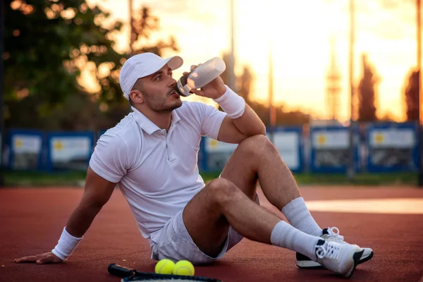 Spor Tenis Oyuncusu Tenis Kortunda Dinleniyor Zindelik Sağlıklı Yaşam Tarzı — Stok fotoğraf