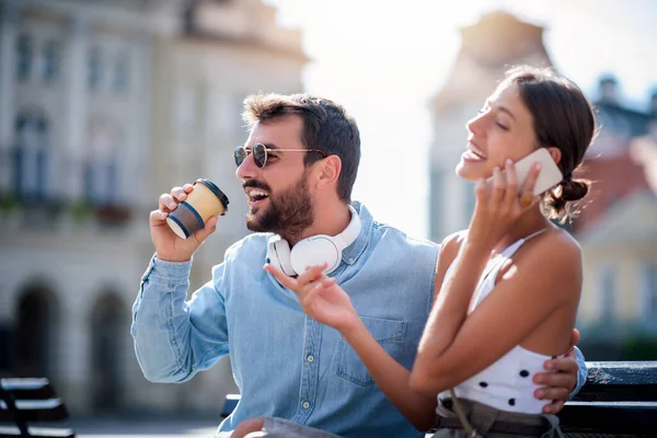 Casal Apaixonado Jovem Casal Sentado Banco Desfrutando Momentos Felicidade — Fotografia de Stock