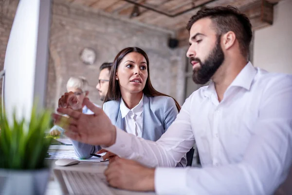 Grupo Jóvenes Empresarios Que Utilizan Computadora Mientras Pasan Tiempo Cargo — Foto de Stock