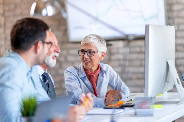 Concepto Trabajo Equipo Compañeros Negocios Felices Trabajando Una Oficina Moderna — Foto de Stock