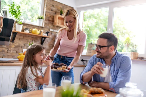 Petite Fille Ses Parents Mangent Des Biscuits Avec Lait Maison — Photo