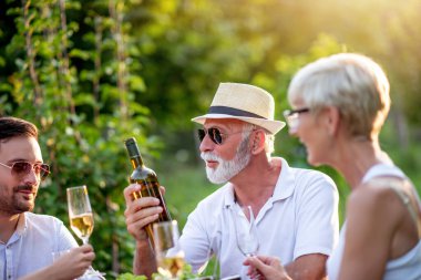 Aile yazın bahçede parti veriyor. Boş zaman, yemek, insanlar ve tatil konsepti..