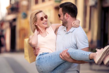 Şehirden alışveriş yapan genç bir çift..