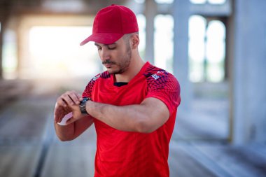 Sporcu antrenmandan sonra dinleniyor, saati sıfırla.. 