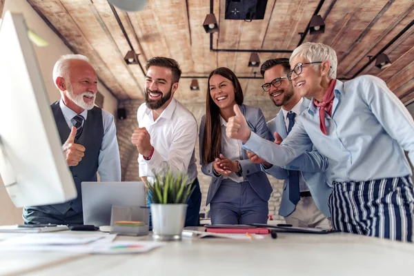 Grupo Empresarios Que Analizan Datos Mediante Ordenador Mientras Trabajan Oficina — Foto de Stock