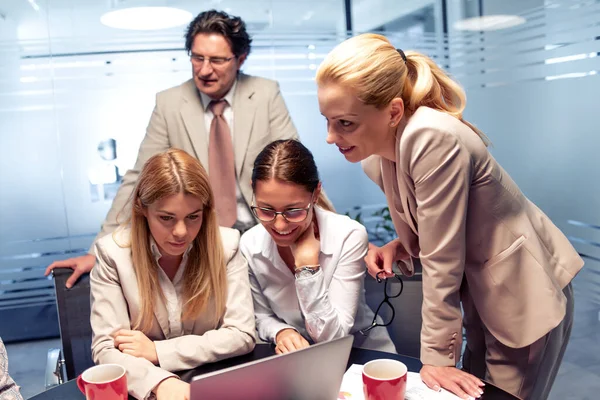 Grupp Affärsmän Som Arbetar Och Kommunicerar Medan Sitter Kontoret — Stockfoto