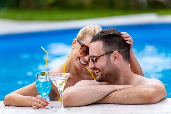 Casal Bonito Divertir Beira Piscina Conceito Férias Verão Estilo Vida — Fotografia de Stock