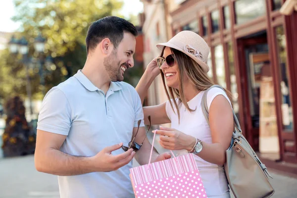 Jovem Casal Feliz Cidade Depois Fazer Compras — Fotografia de Stock